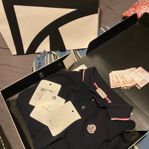 Moncler Pike Långärmad - Säljer nu min feta moncler pike som är långärmad, köpt från nk för inte så länge sen och har inte använt så mycket.  Den är typ 9/10 skick. Den är storlek M men sitter mer som S, Tags å sånt finns kvar, skriv för mer information eller mera bilder😃💛