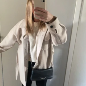 begie kappa - säljer min ljus beiga kappa som knappt är andvänd och i jättefint skick, priset går att diskuteras!!😍😍(slutsåld)