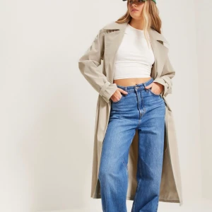 Trenchcoat - Helt oanvänd trenchcoat från nelly, nypris 899kr