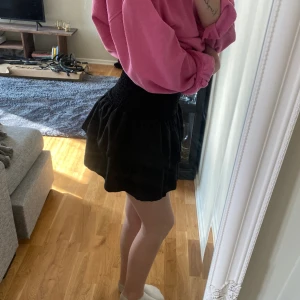 Svart kjol ⚡️ - Nypris: ca 150 kr. Shorts i kjolen men som lätt kan tas bort om man vill använda den som topp.🩷