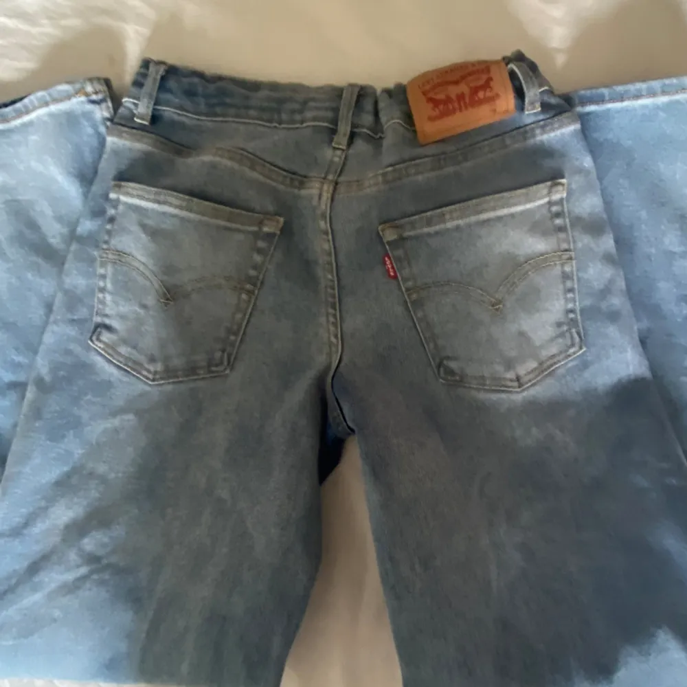 Säljer ett par jävligt feta jeans från Levi. Är model: Loose Taper. Storlek 14a. Säljer då de var lite för stora för mig. . Jeans & Byxor.