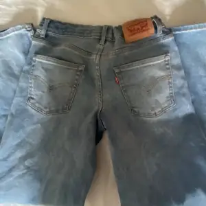 Säljer ett par jävligt feta jeans från Levi. Är model: Loose Taper. Storlek 14a. Säljer då de var lite för stora för mig. 