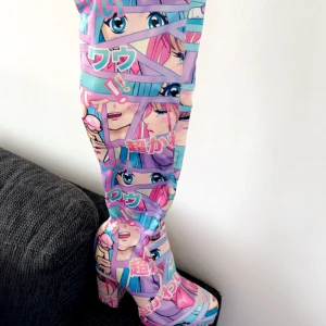 ANIME BOOTS - Aldrig använda utomhus, Storlek passar 37 och 38, säkerligen 36 med sula!  Älskade dessa men tyvärr passade de aldrig med någon outfit jag hade så blev att de tyvärr aldrig blev använda så är bättre om de kommer till någon annan!💓✨