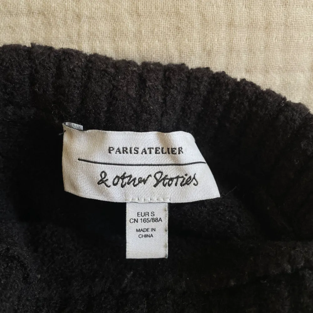 Fin svart stickad tröjans polokrage från &Other Stories. Mycket sparsamt använd. Storlek S. . Tröjor & Koftor.