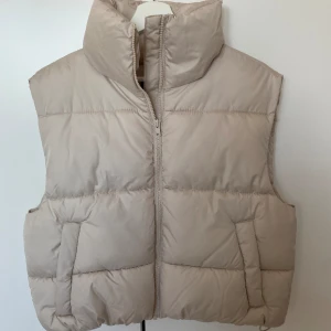 Puffer väst  - Puffer väst från Bikbok, använd ett fåtal gånger. Saknar en knapp på ena fickan, men annars i fint skick. 