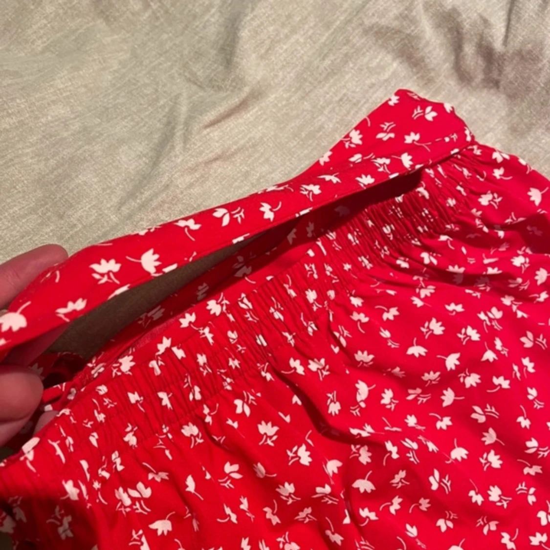 Röd och vit blommig kjol - 91