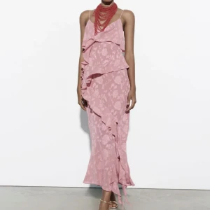 Zara klänning  - Säljer denna så fina klänning från zara perfekt till sommaren 💕strolek M men passar mig som har S