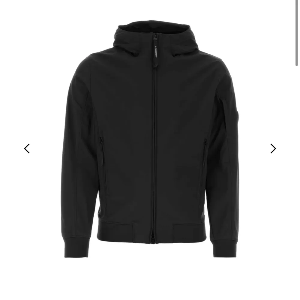 Säljer nu min cp company Shell jacket storlek 48(M) inköpt på nk taggar och kvitton finns kvar. Jackan är i nyskick. ordinarie pris 4199. Jackor.