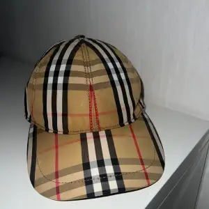 Intressekoll på min äkta burberry keps. Knappt använd. Beställningsbekräftelse finns.