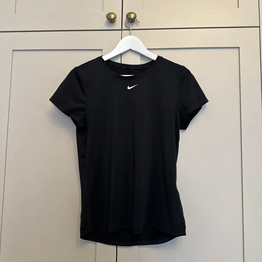 Tränings t-shirt från Nike! Inga defekter. Säljer pga att den är för liten.. T-shirts.