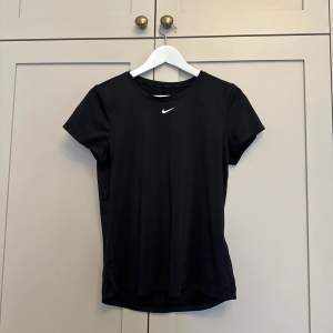 Tränings t-shirt från Nike! Inga defekter. Säljer pga att den är för liten.