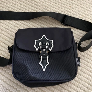 Trapstar väska  - Säljer denna helt oanvända trapstar väskan efter som de inte är min stil