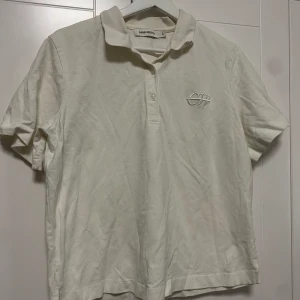  T-shirt - Carin Wester T-shirt i storlek (L) Rekomemderas också för (M). Andvänts 1-2 gånger. 