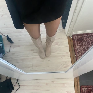 Beiga boots  - Säljer ett par fina beiga boots som inte kommer till användning något mer❤️