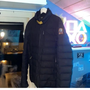 Parajumpers Jacka - Tja! Säljer denna as feta jackan från Parajumper, perfekt för vintern, skick 8/10 pga armen, den e fixad o klar. Pris kan diskuteras vid snabb affär!  