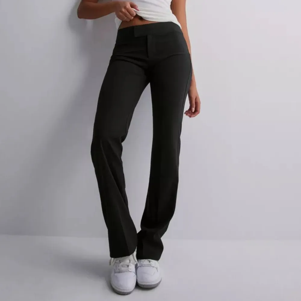 De perfekta kostymbyxorna i mycket fint skick, från Nelly🩷. Jeans & Byxor.