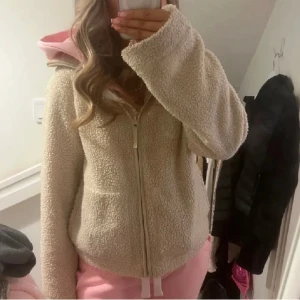Teddyjacka H&M💗 - Säljer denna super söta Teddy jacka från H&M som tyvärr inte kommer till någon större användning. Den är använd några få gånger och är i storlek Xs💗 jätte många intresserade just nu!!