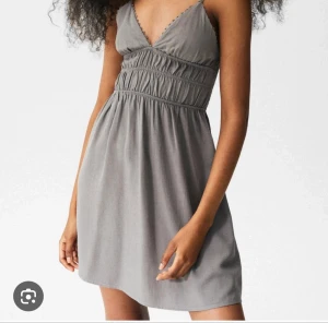 Klänning - Superfin klänning från pull and bear, använd en gång