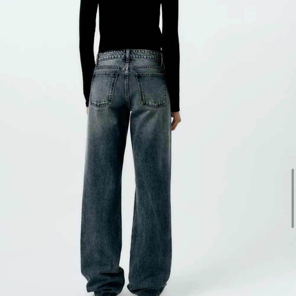 Oanvända zara jeans ”raka jeans med låg midja” i en grå/blå nyans. Slutsålda på zaras hemsida. De är mörkare i verkligheten än på hemsidan (se tredje bild). Jeans & Byxor.