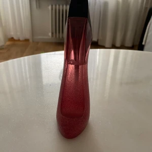 Carolina Herrera - Säljer denna parfym då jag har hittat andra favoriter, så denna kommer ej till användning för mig längre. Skulle tippa på att det är cirka 35-40ml kvar. Nypris ser ni om ni swipar mellan bilderna 