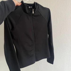 ”Full Zip Top” - Nelly - Långärmad tröja med dragkedja, modellen heter ” Full Zip Top” från Nelly. Storlek M, stretchigt material men lite för åtsittande för min smak. Gjord av polyester och elastan. I gott skick, använd fåtal gånger!