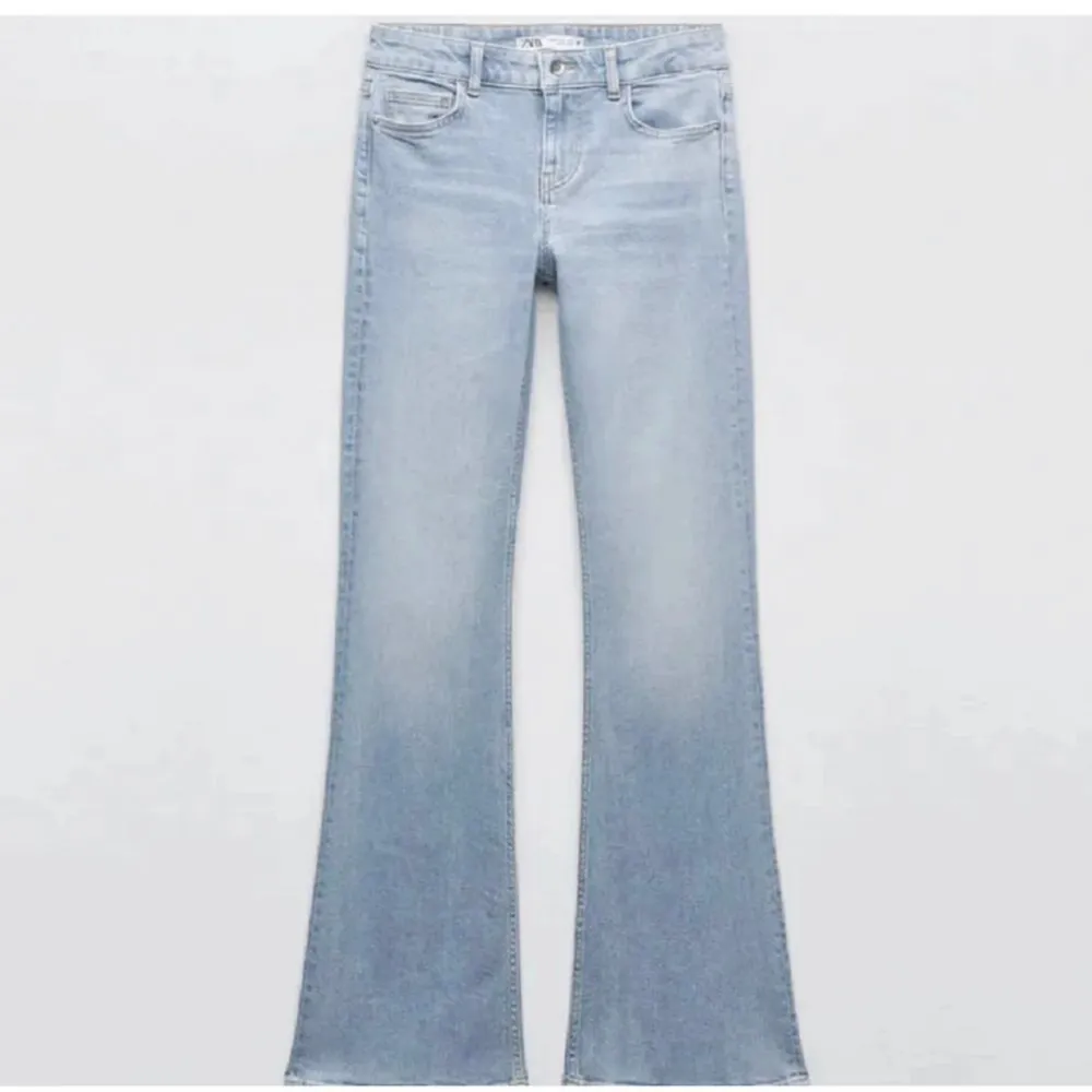 Säljer dessa trendiga lågmidjade bootcut jeansen från zara. Knappt använde och jättefint skick. Strl 38 men passar också 36. Skriv för egna bilder.. Jeans & Byxor.