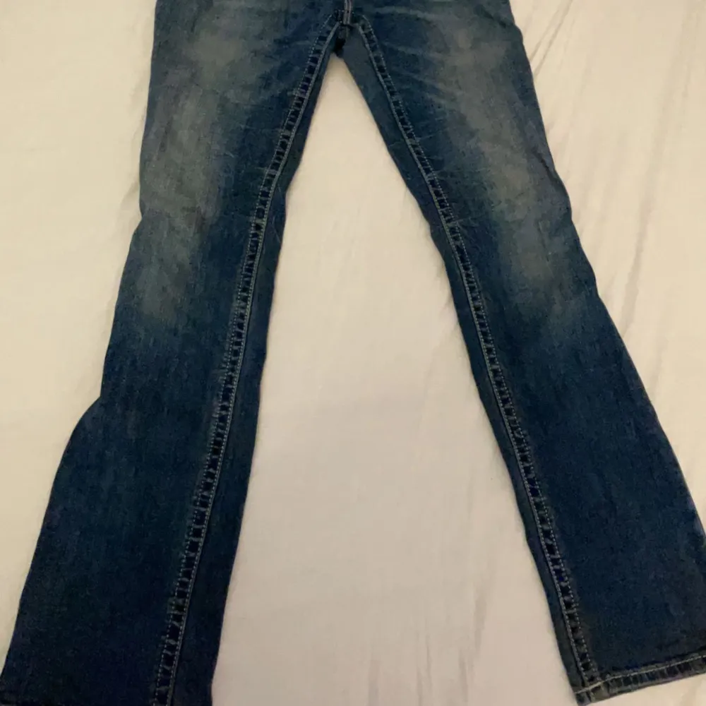 kontakta innan köp💕💕Gå in på kontot för flera missme jeans:) säljer dessa så otroligt vackra missme jeansen  Midja: 36cm Innerben:77cm Utsöm:106cm. Jeans & Byxor.