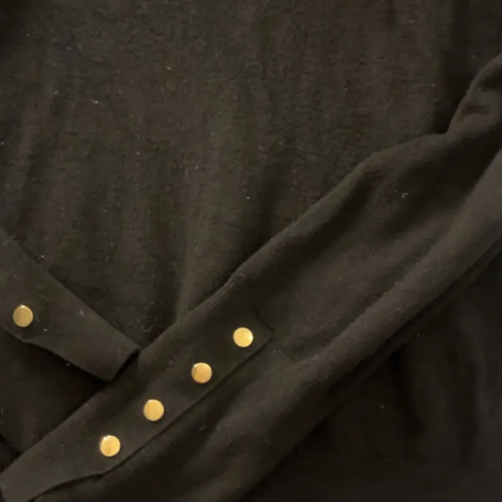 Säljer denna svarta tröja med detalj på armarna från zara pga får ingen andvändning för den! Pris kan diskuteras och den är i ett bra skick💕💕. Tröjor & Koftor.