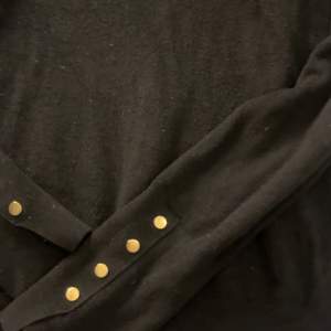 Säljer denna svarta tröja med detalj på armarna från zara pga får ingen andvändning för den! Pris kan diskuteras och den är i ett bra skick💕💕