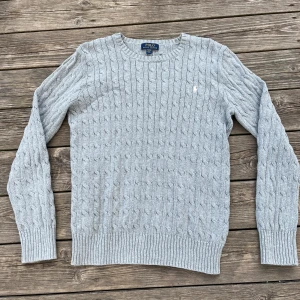 Polo Ralph Lauren kabelstickad - Grå Kabelstickad Ralph lauren tröja, storlek S. Endast använd en gång, som ny. Nypris: 2500kr Mitt pris: 700kr