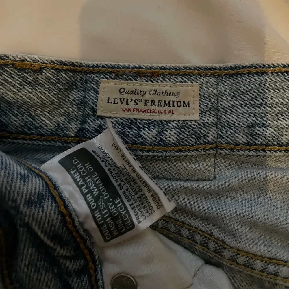 levi’s jeans 501 bra skick, osäker på stl men gissar på 25/30💙. Jeans & Byxor.