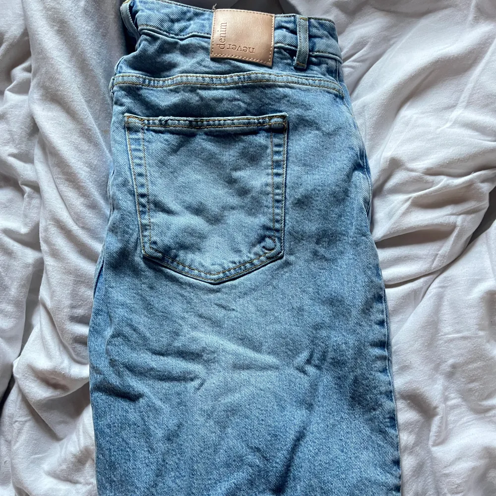 Jeans från Bikbok, superfina men används aldrig! 🤍Strl 31/32. . Jeans & Byxor.