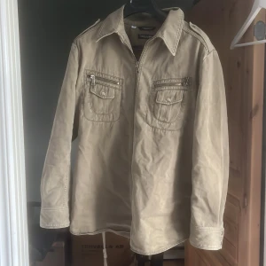 Dolce & Gabbana Overshirt/Fieldjacka - Storlek 46 motsvarande s/m Bild 2: hur den sitter på mig 173/74kg Skick 8/10 helt vanligt bruksskick  Nypris ca:12.000kr