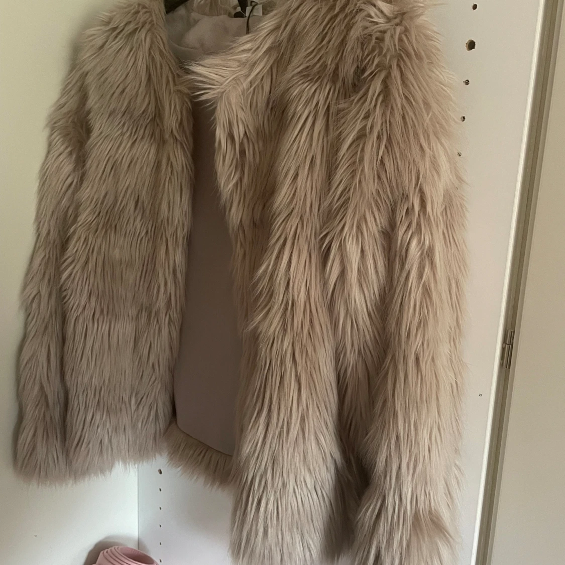 Beige pälsjacka
