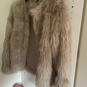 Beige pälsjacka - Hej säljer denna skit snygga pälsjacka från H&M då den inte kommer till användning. Passar perfekt nu till våren eller hösten!🌺