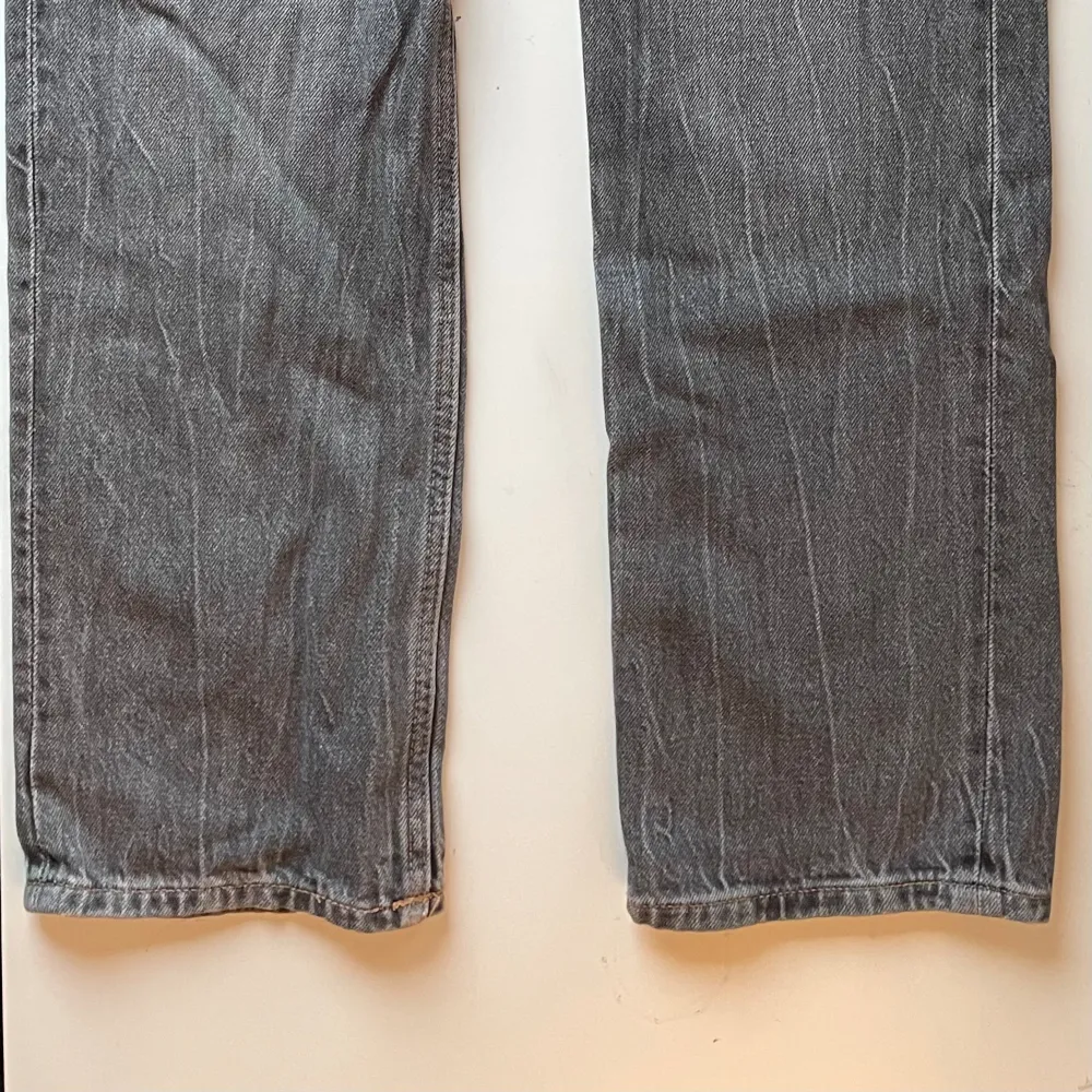 Jättefina gråa jeans! Dom är straight men lite Boutcut! Har använt mycket män ändå bra skick inga hål eller så!. Jeans & Byxor.