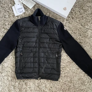 Moncler cardigan - Fint skick med allt og med. Lite slitage på slutet av ärmarna, se bild. 