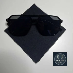 Solglasögon  - Somriga Solglasögon!  Perfekt till sommaren.  Marknadens absolut lägsta pris till högkvalitativa solglasögon.  Köp sker helst via Plick.🕶️