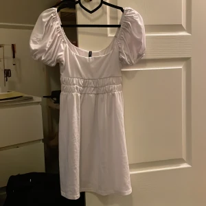 Vit klänning - Gullig vit klänning men puffiga axlar, köpt från ASOS