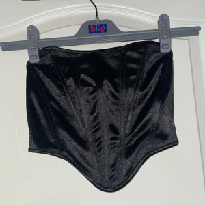 Svart topp - Svart topp utan band, lite av en korsett