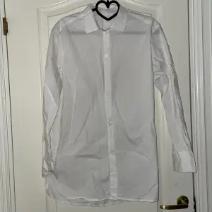 Lite längre vit skjorta