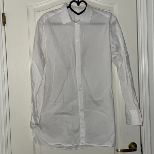 Vit skjorta - Lite längre vit skjorta