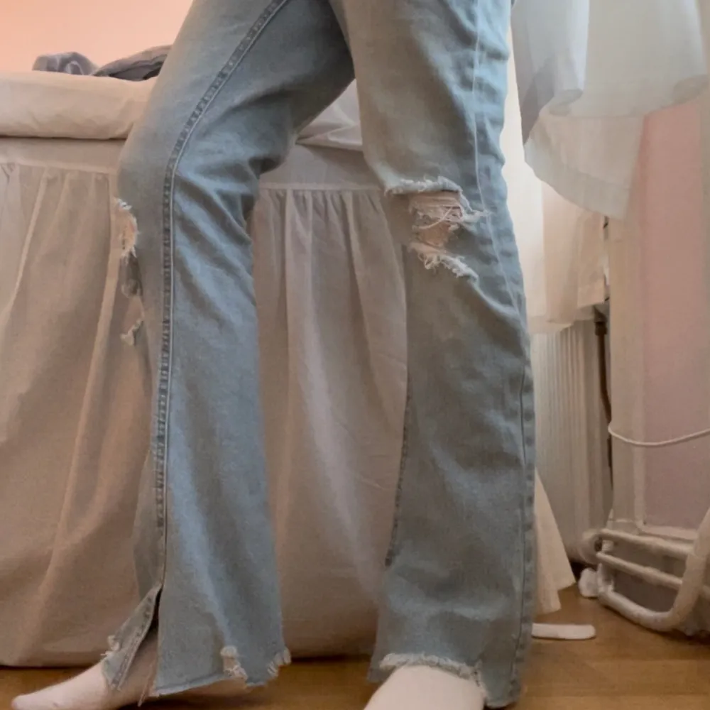 Säljer nu dessa dö snygga lågmidjade jeans!! Märket står tyvärr inte men köptes i en vintage butik i Italien!!😍ljusblå med slitningar! . Jeans & Byxor.