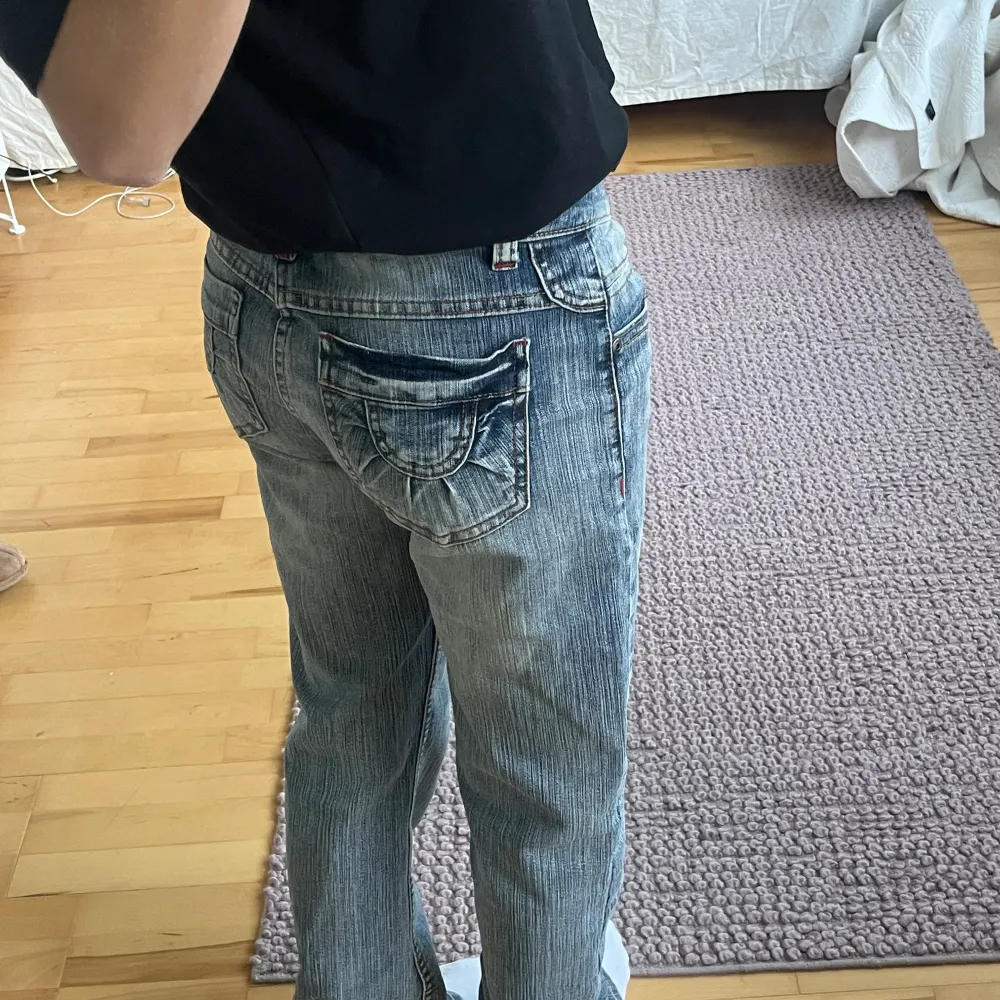 Coola jeans men coola detaljer bak!! Väldigt långa på mig som är runt 160! Vintage men från ett märke som heter yessica by C&A Midjemått - 74 cm  Innerbenslängden- 85 cm. Jeans & Byxor.