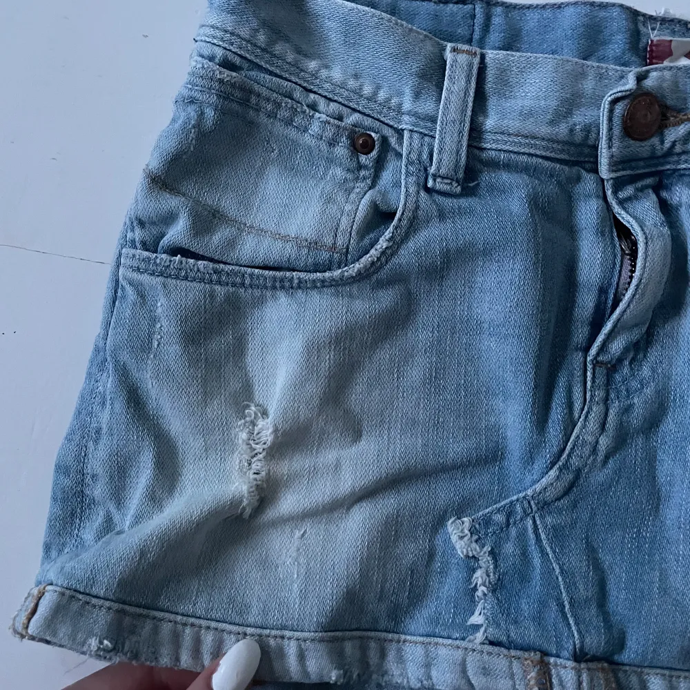 Jätte snygg jeans kjol från H&M, tyvärr för liten på mig. Skriv vid frågor!🤍. Kjolar.