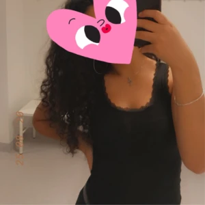 Linne med spets! - Säljer mitt svarta gulliga linne med spets, en före detta favorit som jag tyvärr växt ifrån. Stretchigt material så linnets XS skulle lätt passar en L. Välkommen till DM för diskussion☕️🖤🐝