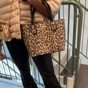 Super snygg leopard mönstrad väska i väldigt bra skick! Märke är Don Donna. 🐆🐆