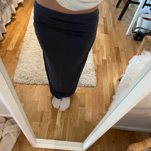 Långkjol  - Säljer denna blågråa tajta långkjolen från ginatricot i nyskick💖jag är 168 lång och kjolen går ner till marken💖Använd 1 gång.