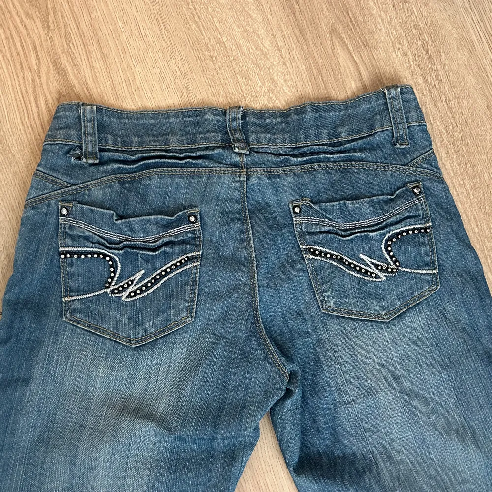 Jätte snygga vintage jeans. Säljer pgd av att dom har blivit för små. Har använt 1 gång. Köpte på Plick för ett år sen ungefär. Tyvärr är knappen borta men det går enkelt att sy dit en ny knapp. Pris kan alltid diskuteras 😊Storlek 36/38 💕. Jeans & Byxor.