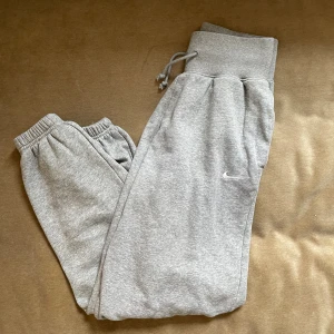 Nike mjukisbyxor  - Säljer dessa mjukisbyxor från Nike som är nästintill nya då de knappt använts. Strl XS men passar även S-M beroende på passform (jag har vanligtvis S/M). Köpta på Nike för 599kr. Exklusive frakt 🩷